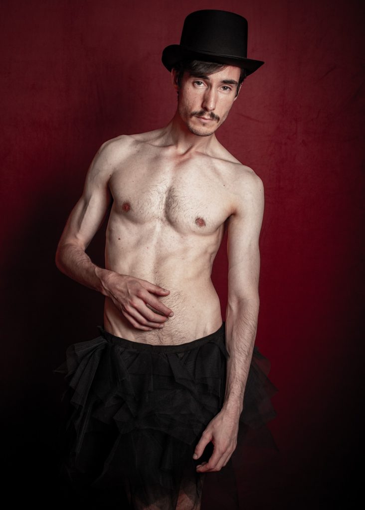 séance photo shooting pour modèle homme mince musclé lgbtqia avec Christophe Gallo acteur par femme photographe céline pivoine eyes au studio photo location à Montreuil près de Paris nu artistique haut de forme tutu debout burlesque