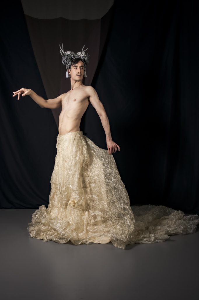 séance photo shooting pour modèle homme mince musclé lgbtqia avec Christophe Gallo acteur par femme photographe céline pivoine eyes au studio photo location à Montreuil près de Paris boudoir les féminins dans robe de mariée jupon traîne et coiffe à cornes moustache