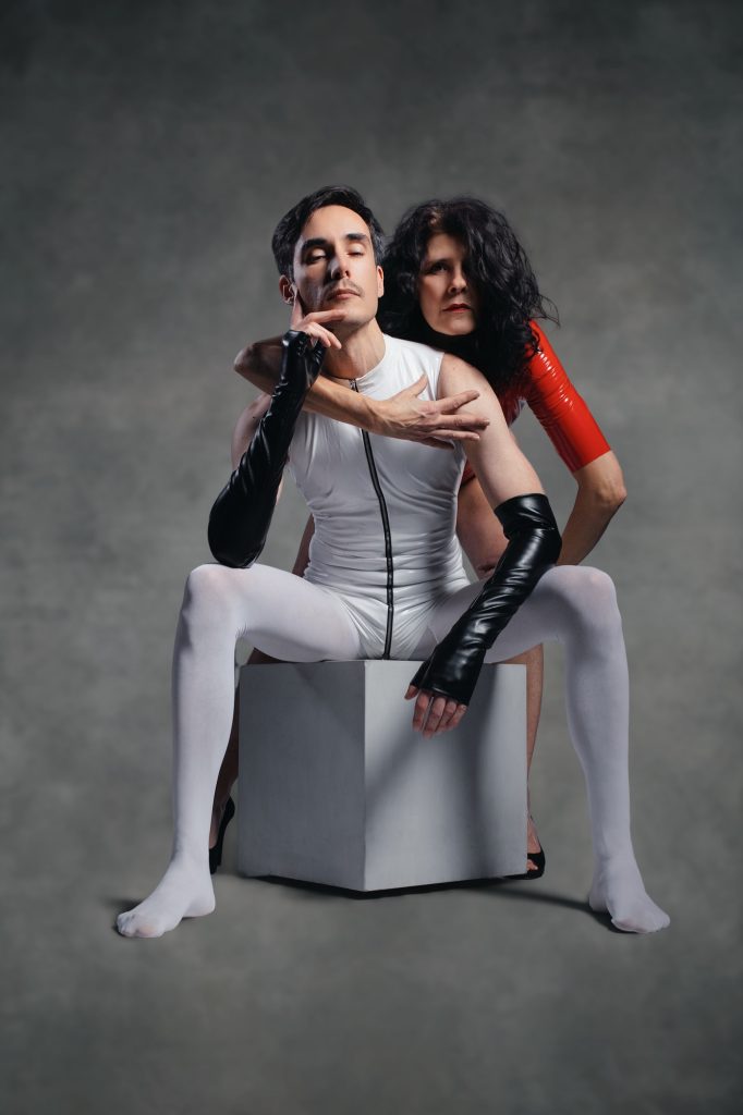 Séance shooting photographe couple pour modèle duo hf avec Christophe Gallo et Sophie modèle sénior mature au studio photo location à Montreuil 93 près de Fontenay sous Bois tenues vinyles rétro années 80 gants longs combinaison blanche sur cube fond texture gris