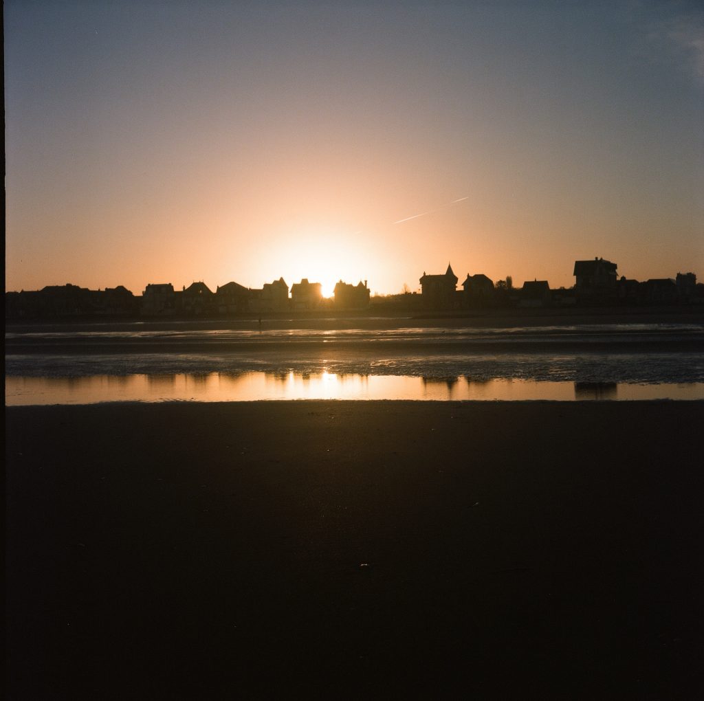 Flexaret II Meopta F007 appareil photo argentique ancien moyen format TLR film 120 6x6 collection avec objectifs Mirar et obturateur Prontor-S (c. 1945) plage de normandie levé de soleil Villers sur mer maisons par Céline Pivoine Eyes femme photographe