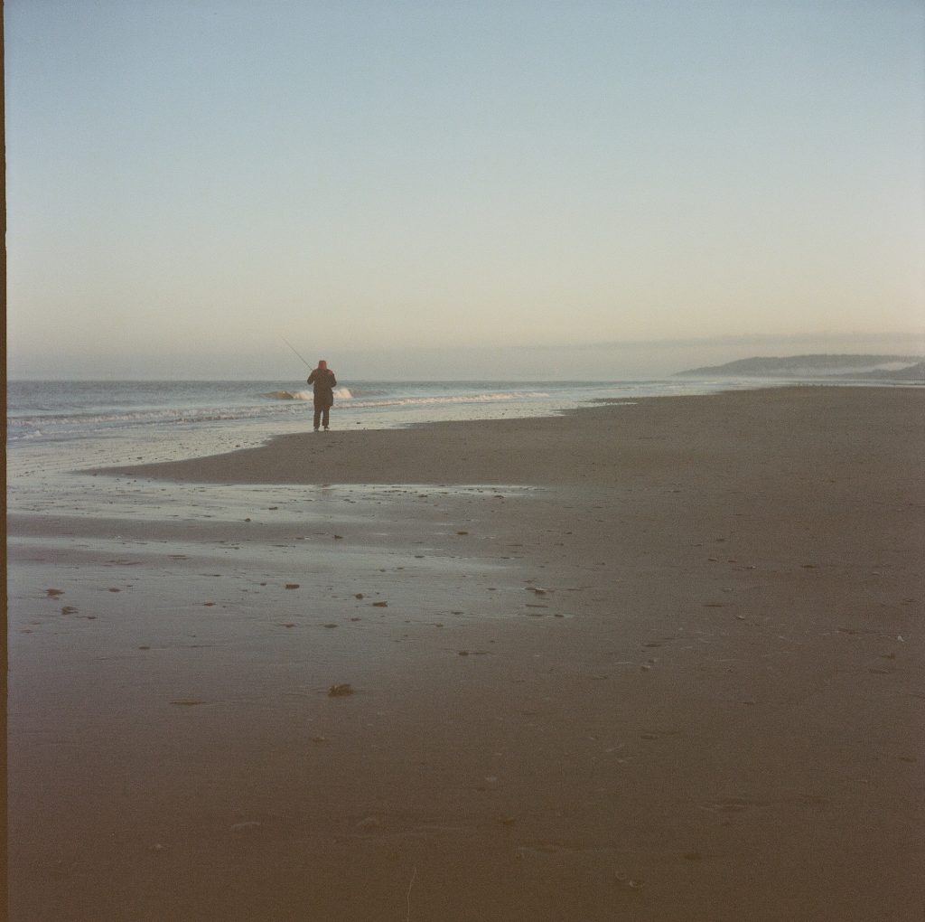 Flexaret II Meopta F007 appareil photo argentique ancien moyen format TLR film 120 6x6 collection avec objectifs Mirar et obturateur Prontor-S (c. 1945) plage de normandie aube sable mer pêcheur marée basse par Céline Pivoine Eyes femme photographe