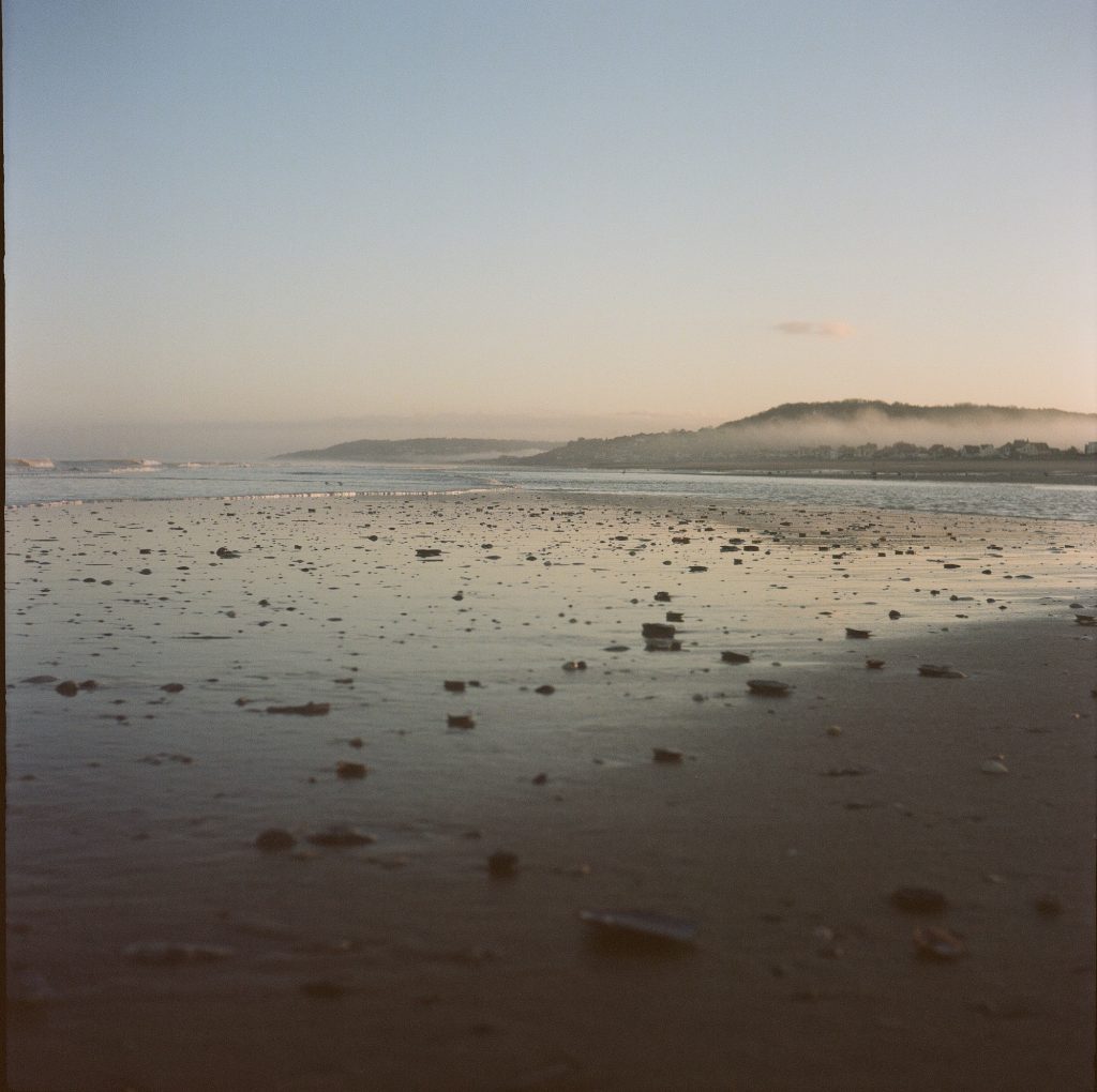 Flexaret II Meopta F007 appareil photo argentique ancien moyen format TLR film 120 6x6 collection avec objectifs Mirar et obturateur Prontor-S (c. 1945) plage de normandie aube sable mer brume marée basse par Céline Pivoine Eyes femme photographe