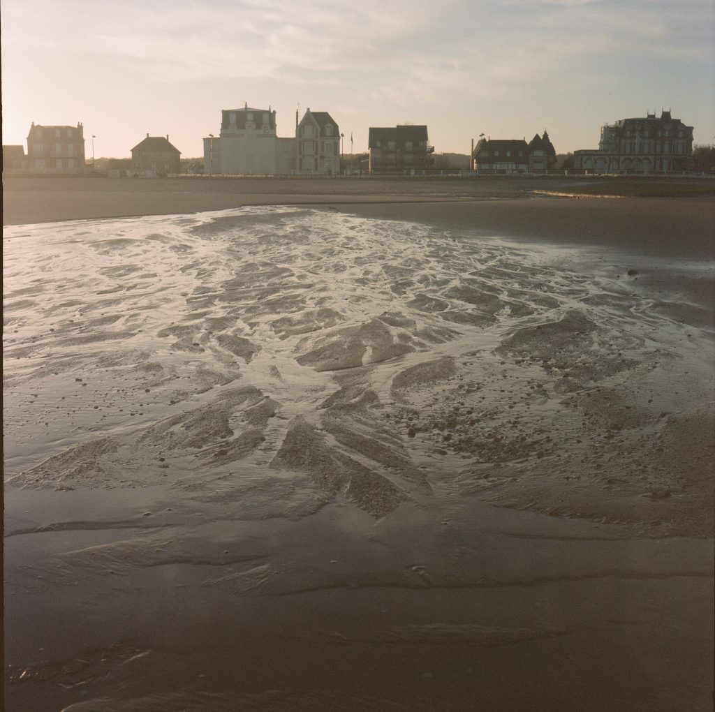 Flexaret II Meopta F007 appareil photo argentique ancien moyen format TLR film 120 6x6 collection avec objectifs Mirar et obturateur Prontor-S (c. 1945) plage de normandie aube Villers sur mer maisons marée basse par Céline Pivoine Eyes femme photographe