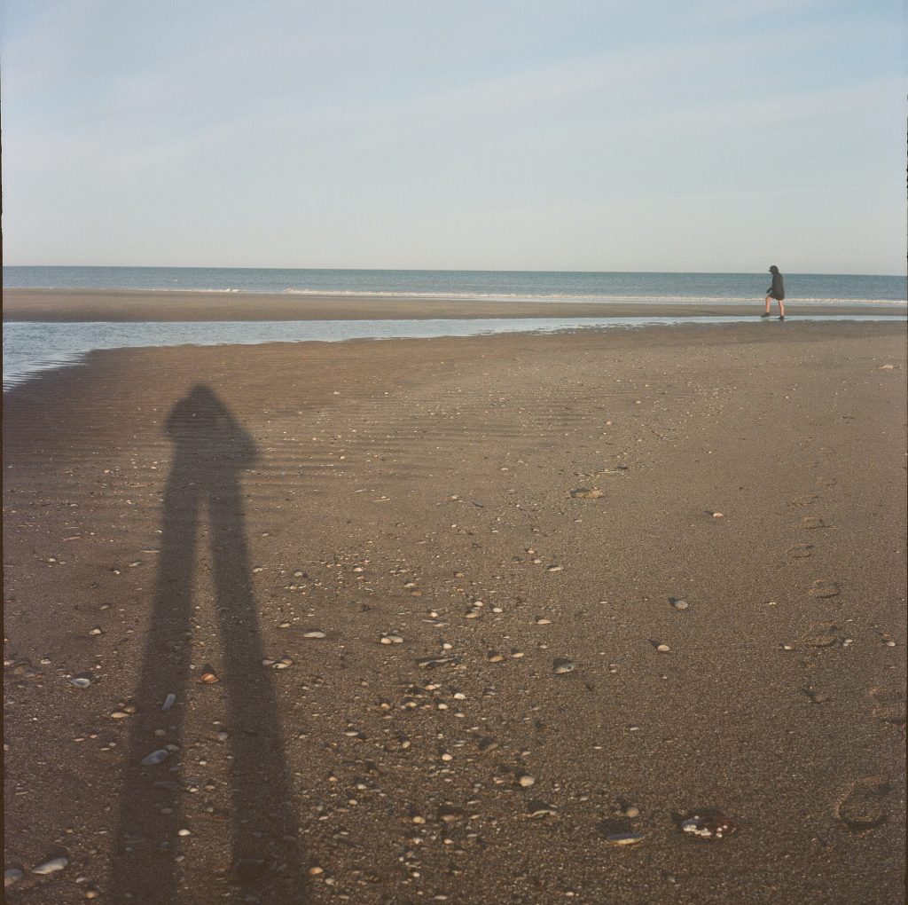 Flexaret II Meopta F007 appareil photo argentique ancien moyen format TLR film 120 6x6 collection avec objectifs Mirar et obturateur Prontor-S (c. 1945) plage de Villers sur mer normandie aube ombre sur sable mer par Céline Pivoine Eyes femme photographe