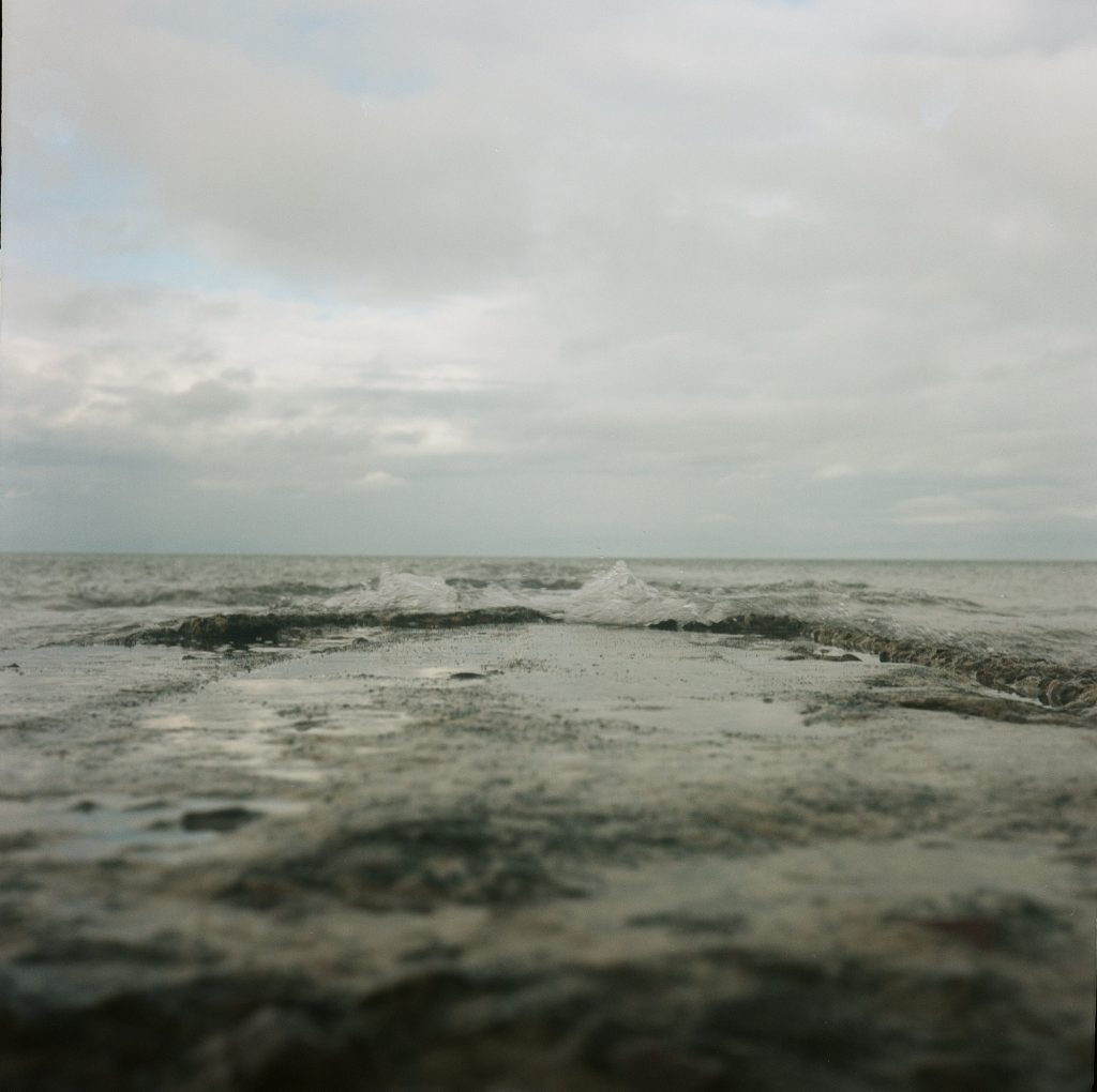 Flexaret II Meopta F007 appareil photo argentique ancien moyen format TLR film 120 6x6 collection avec objectifs Mirar et obturateur Prontor-S (c. 1945) plage de normandie mer vague digue par Céline Pivoine Eyes femme photographe