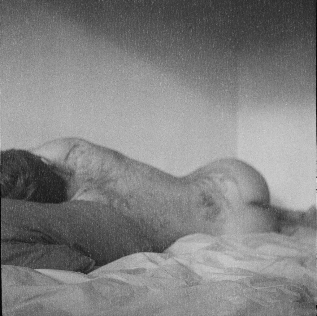 Flexaret II Meopta F007 appareil photo argentique ancien moyen format TLR film 120 6x6 collection avec objectifs Mirar et obturateur Prontor-S (c. 1945) autoportrait modèle nue allongée dans un lit dos tatouages noir et blanc par Céline Pivoine Eyes femme photographe