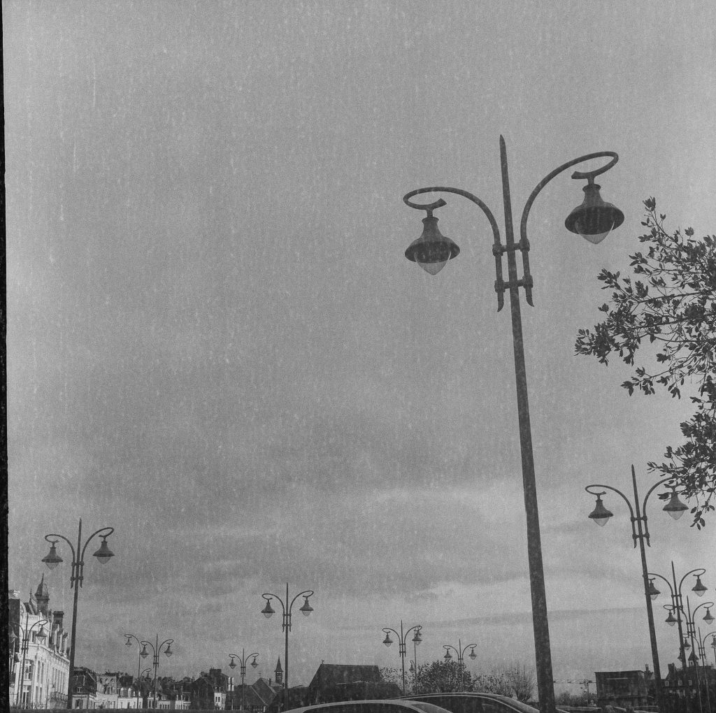 Flexaret II Meopta F007 appareil photo argentique ancien moyen format TLR film 120 6x6 collection avec objectifs Mirar et obturateur Prontor-S (c. 1945) Trouville lampadaires ciel noir et blanc par Céline Pivoine Eyes femme photographe