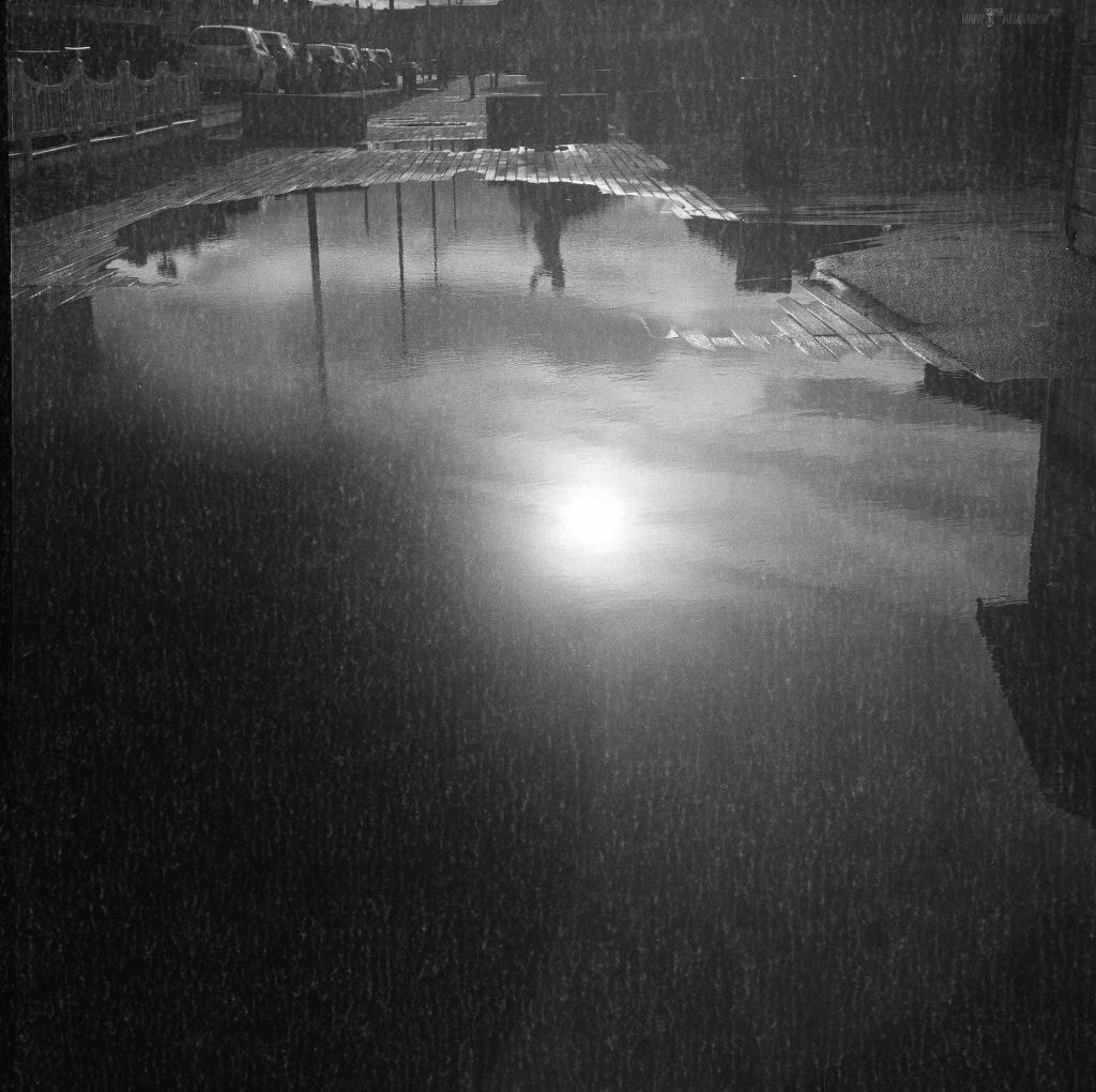 Flexaret II Meopta F007 appareil photo argentique ancien moyen format TLR film 120 6x6 collection avec objectifs Mirar et obturateur Prontor-S (c. 1945) Trouville reflet soleil flaque d'eau noir et blanc par Céline Pivoine Eyes femme photographe