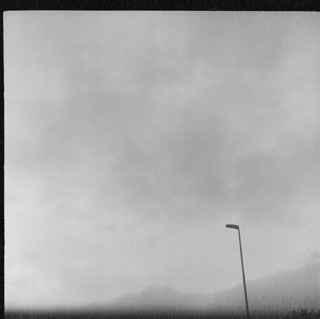 Flexaret II Meopta F007 appareil photo argentique ancien moyen format TLR film 120 6x6 collection avec objectifs Mirar et obturateur Prontor-S (c. 1945) Deauville lampadaire ciel noir et blanc par Céline Pivoine Eyes femme photographe