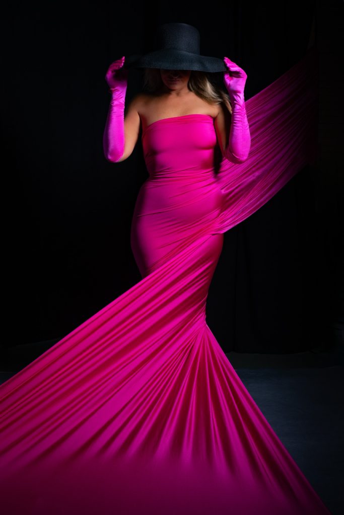 Séance photo shooting boudoir pour femme sensualité lingerie avec Karinne modèle sénior tda par femme photographe Céline Pivoine eyes au studio photo location à Montreuil 93 près de Paris 12ème debout dans un drapé rose, gants longs roses et chapeau noir