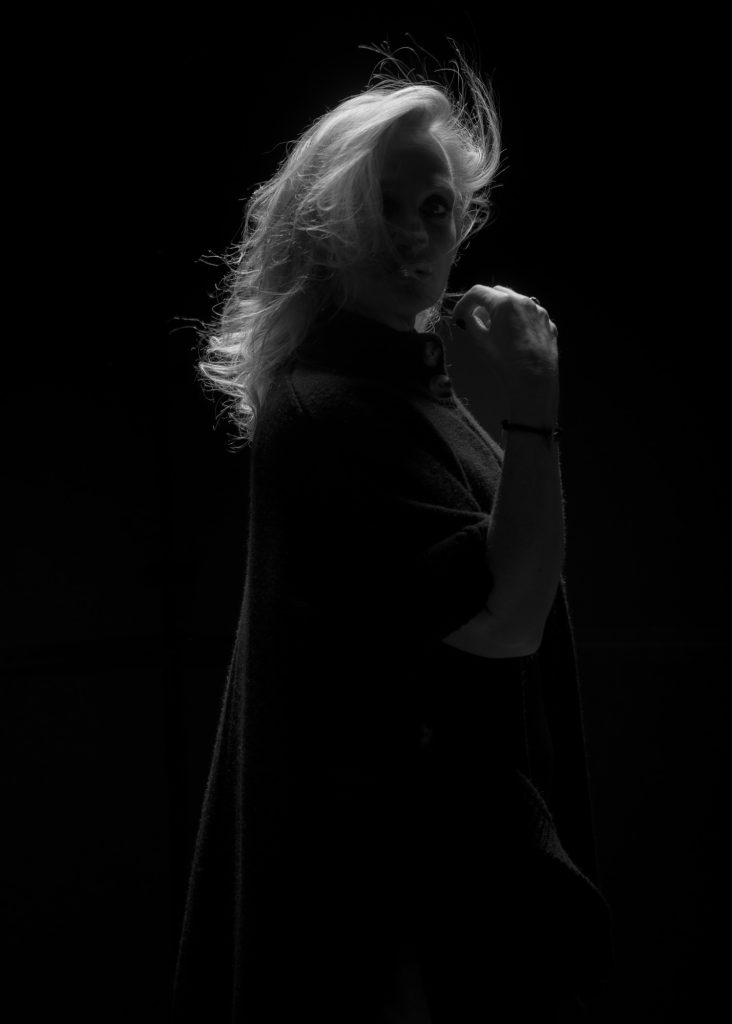 Séance photo shooting boudoir pour femme sensualité lingerie avec Karinne modèle sénior tda par femme photographe Céline Pivoine eyes au studio photo location à Montreuil 93 près de Romainville clair obscur noir et blanc cheveux et cape