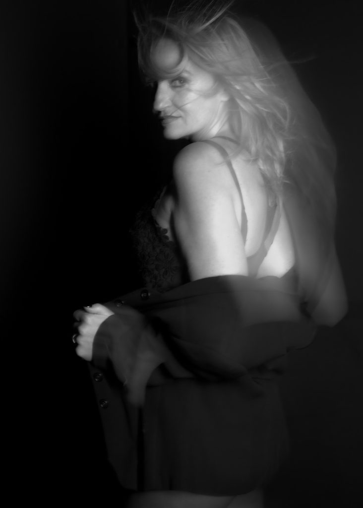 Séance photo shooting boudoir pour femme sensualité lingerie avec Karinne modèle sénior tda par femme photographe Céline Pivoine eyes au studio photo location à Montreuil 93 près de Romainville clair obscur noir et blanc cheveux flou mouvement veste et dentelle