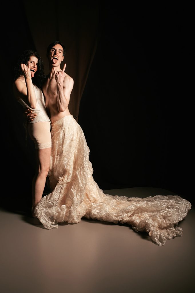 Séance shooting photographe couple pour modèle duo hf avec Christophe Gallo et Sophie modèle sénior mature au studio photo location à Montreuil 93 près de Fontenay sous Bois robe mariée corset fous rire délire rock backstage langue grimace