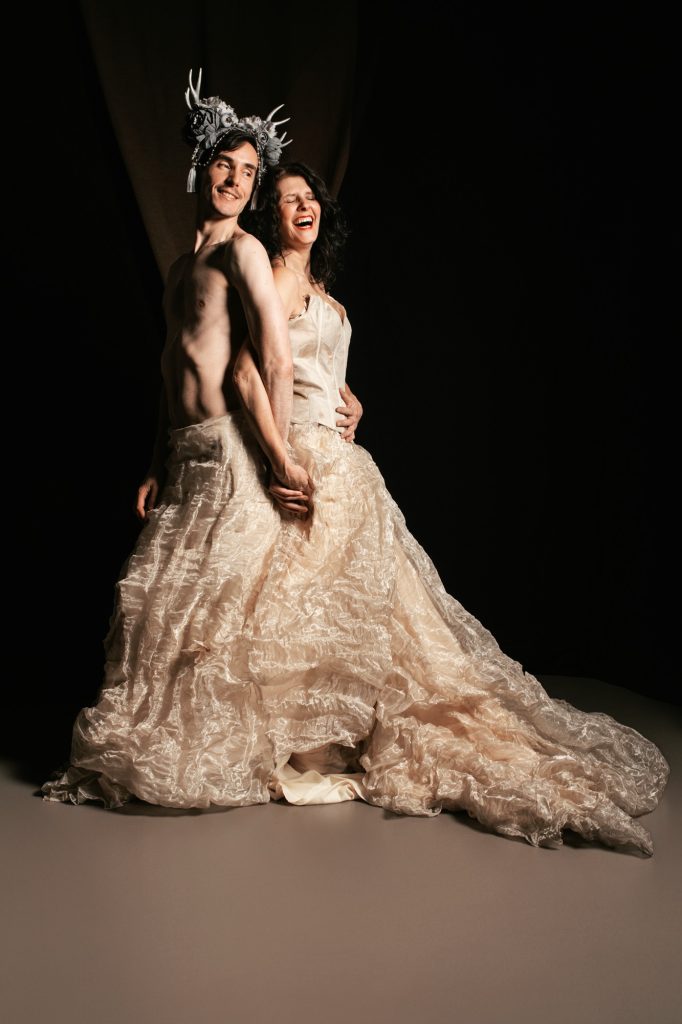Séance shooting photographe couple pour modèle duo hf avec Christophe Gallo et Sophie modèle sénior mature au studio photo location à Montreuil 93 près de Fontenay sous Bois robe mariée corset dos à dos et coiffe sourire rire backstage