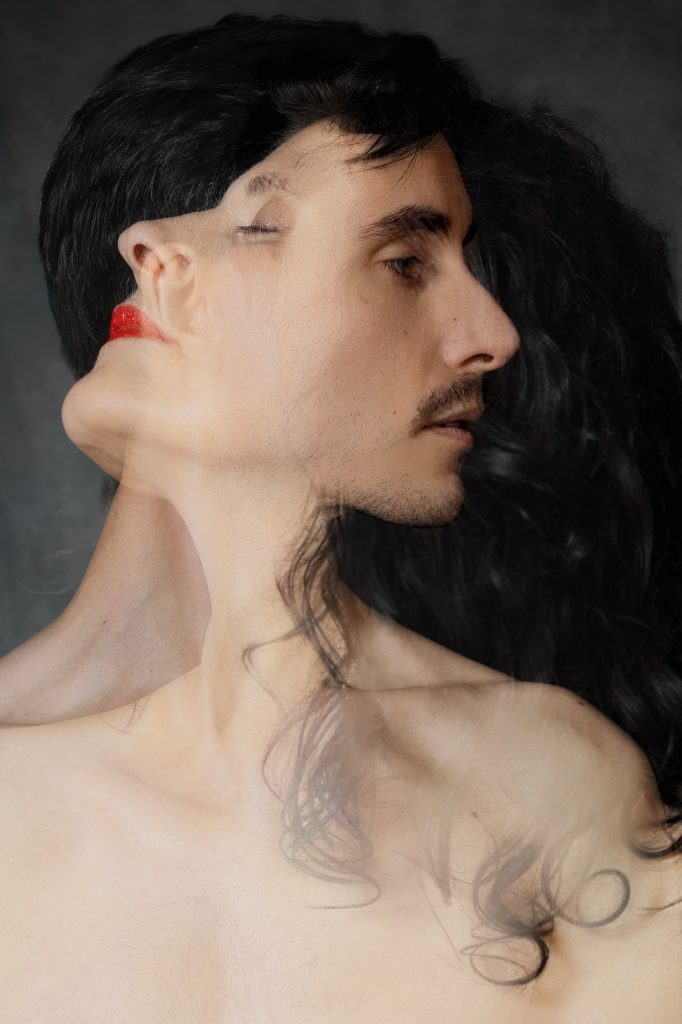 Séance shooting photographe couple pour modèle duo hf avec Christophe Gallo et Sophie modèle sénior mature au studio photo location à Montreuil 93 près de Fontenay sous Bois portrait double exposition visages imbriqués rouge à lèvre moustache