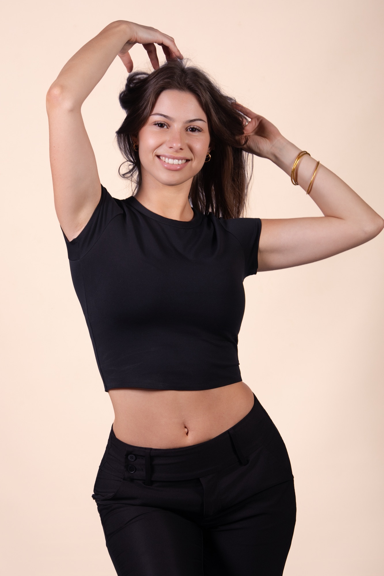 Séance photo book mannequin polas pour jeune femme modèle débutante portrait américain debout sourire 