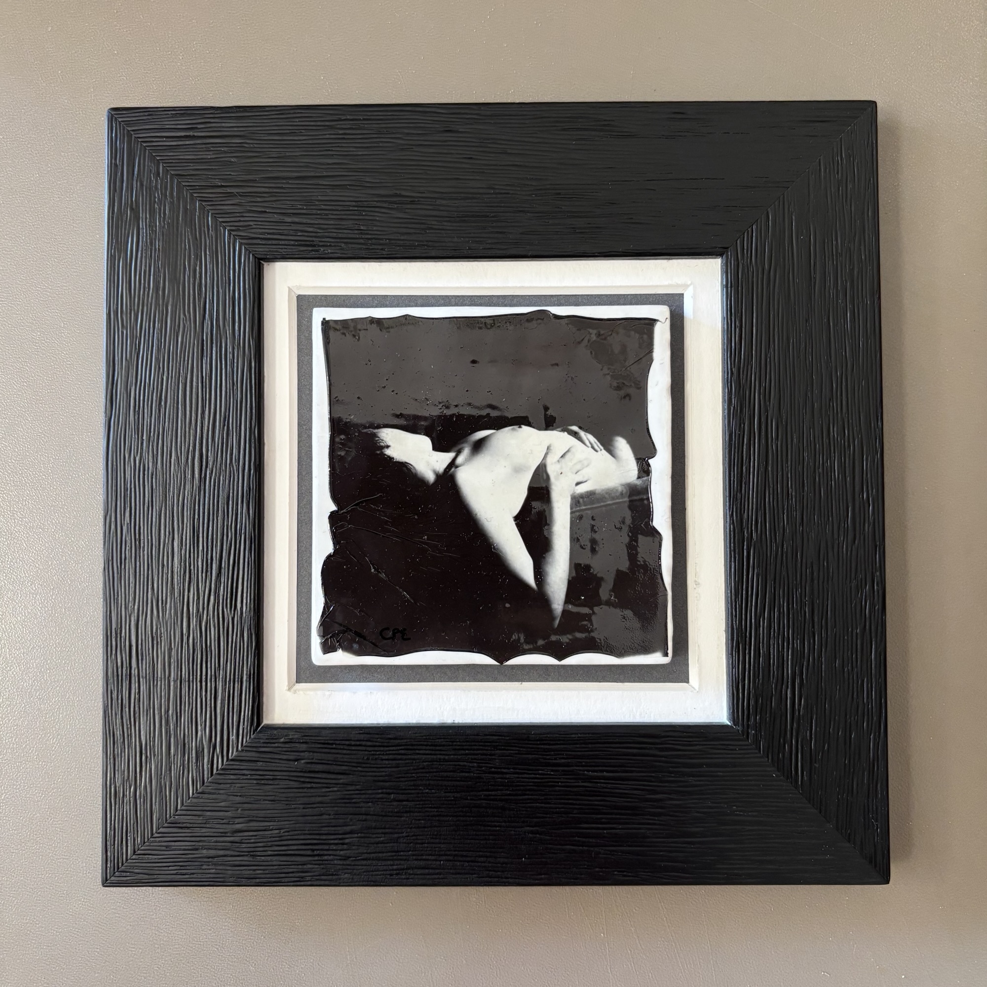 Camilla — émulsion Polaroid sur carrelage, œuvre d’art originale de Céline Pivoine Eyes (série Nus féminins)