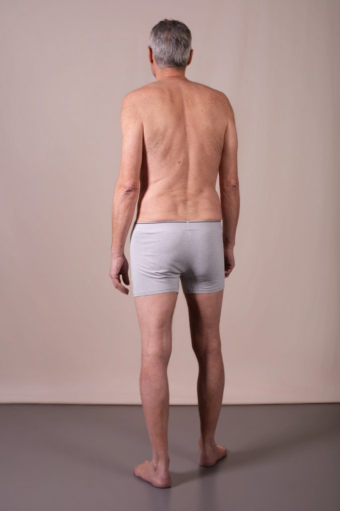 Shooting polas digitals avec Choub homme mature modele lingerie debout de dos