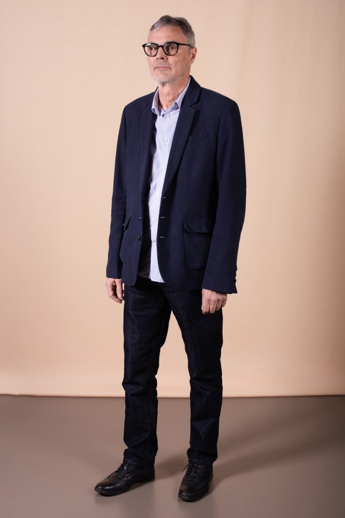 Shooting polas digitals avec Choub homme mature modele en costume debout de face