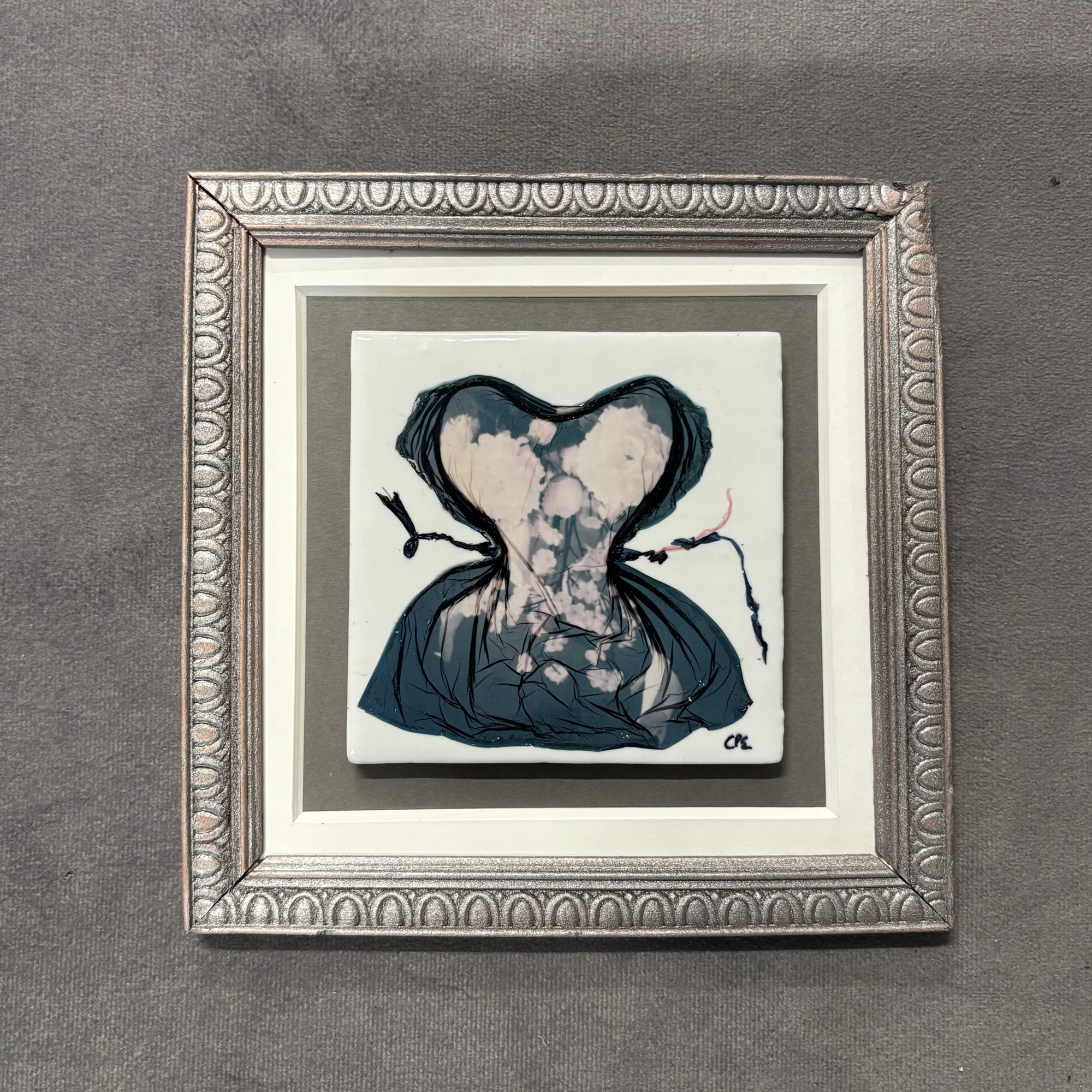 Rose — émulsion Polaroid sur carrelage, œuvre d’art originale de Céline Pivoine Eyes (série Les petites robes)