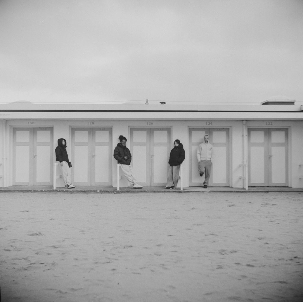 Flexaret I Meopta F004 appareil photo argentique ancien moyen format TLR film 120 6x6 collection avec objectif Mirar 75mm F4,5 et obturateur Prontor-II (c. 1939) Trouville personnes devant les cabines