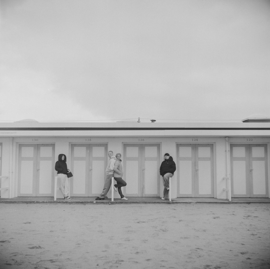 Flexaret I Meopta F004 appareil photo argentique ancien moyen format TLR film 120 6x6 collection avec objectif Mirar 75mm F4,5 et obturateur Prontor-II (c. 1939) Trouville personnes devant les cabines