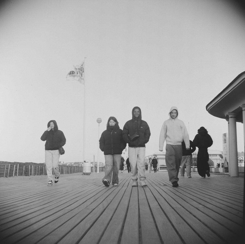 Flexaret I Meopta F004 appareil photo argentique ancien moyen format TLR film 120 6x6 collection avec objectif Mirar 75mm F4,5 et obturateur Prontor-II (c. 1939) Deauville bassin et personnes marchant sur les planches plage