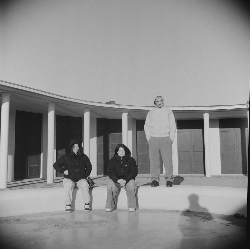 Flexaret I Meopta F004 appareil photo argentique ancien moyen format TLR film 120 6x6 collection avec objectif Mirar 75mm F4,5 et obturateur Prontor-II (c. 1939) Deauville bassin et personnes assises devant les cabines