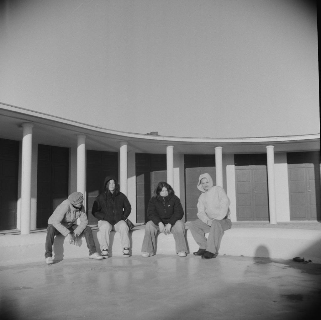 Flexaret I Meopta F004 appareil photo argentique ancien moyen format TLR film 120 6x6 collection avec objectif Mirar 75mm F4,5 et obturateur Prontor-II (c. 1939) Deauville bassin et personnes assises devant les cabines