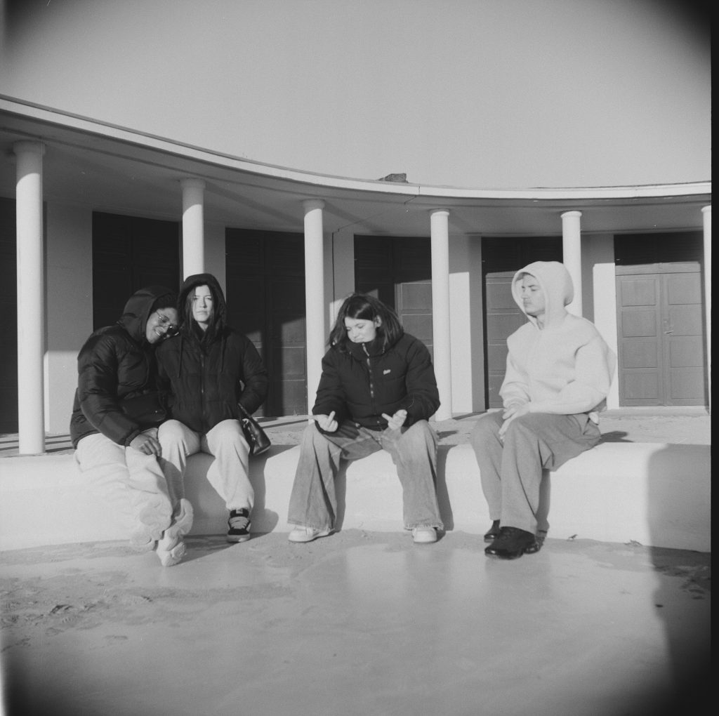 Flexaret I Meopta F004 appareil photo argentique ancien moyen format TLR film 120 6x6 collection avec objectif Mirar 75mm F4,5 et obturateur Prontor-II (c. 1939) Deauville bassin et personnes assises devant les cabines