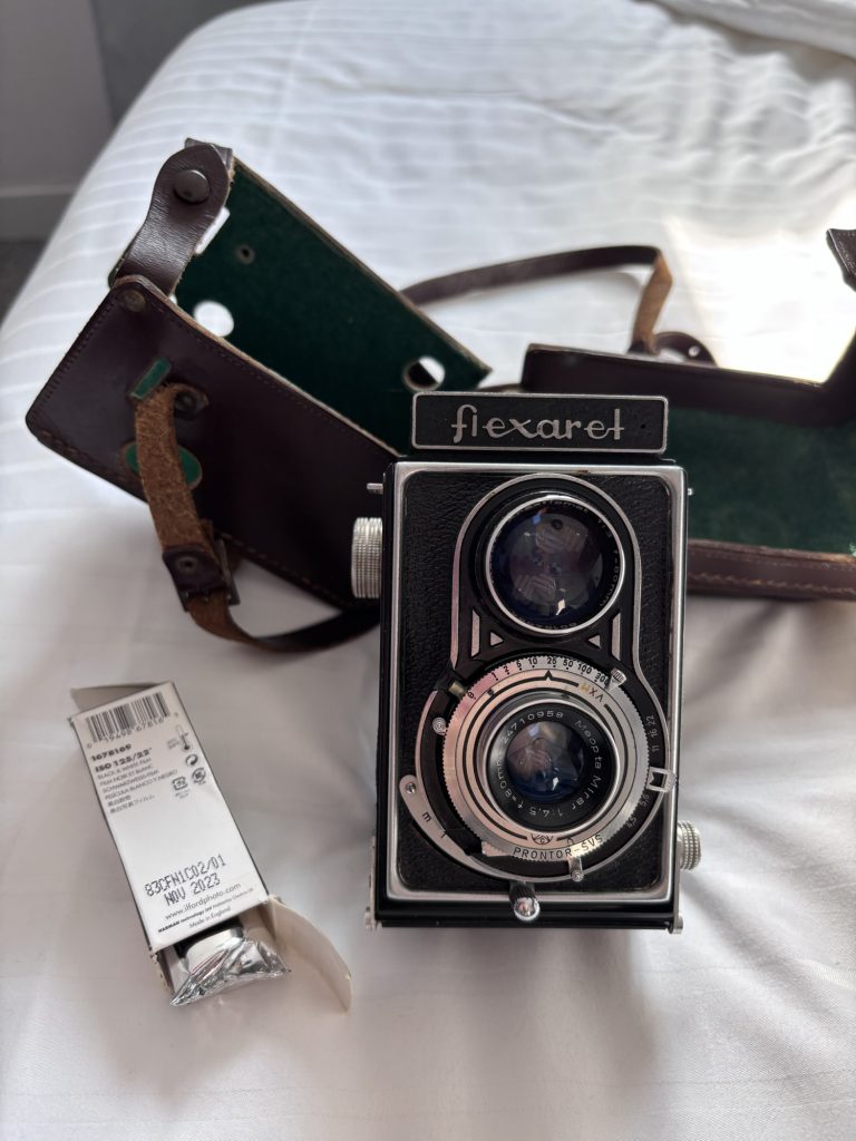 Flexaret II Meopta F005 appareil photo argentique ancien moyen format TLR film 120 6x6 collection avec objectifs Metax et obturateur Prontor-SVS (c. 1948) Céline Pivoine Eyes femme photographe