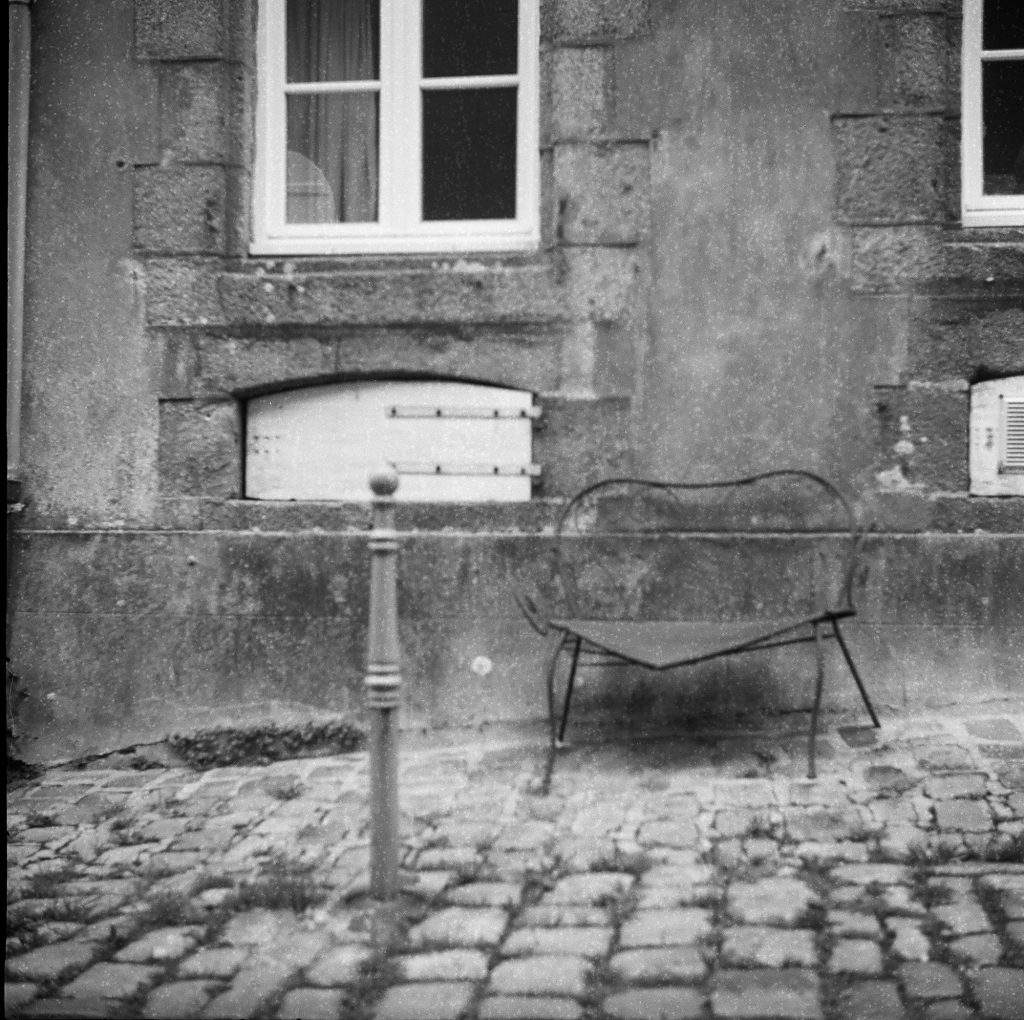 Flexaret II Meopta F005 appareil photo argentique ancien moyen format TLR film 120 6x6 collection avec objectifs Metax et obturateur Prontor-SVS (c. 1948) Granville normandie rue pavée vieille ville banc fenêtre noir et blanc