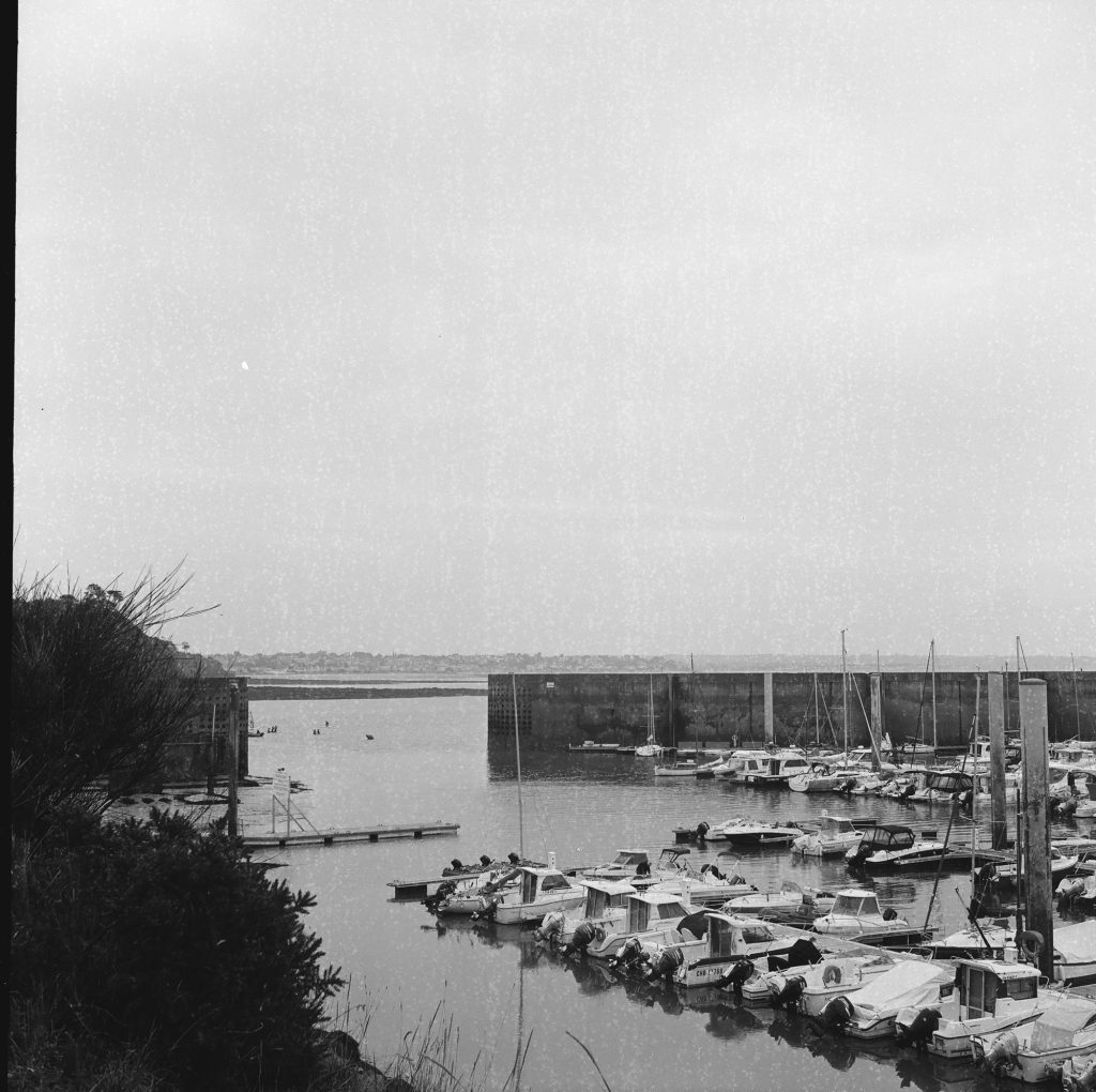 Flexaret II Meopta F005 appareil photo argentique ancien moyen format TLR film 120 6x6 collection avec objectifs Metax et obturateur Prontor-SVS (c. 1948) Granville normandie mer port plaisance noir et blanc