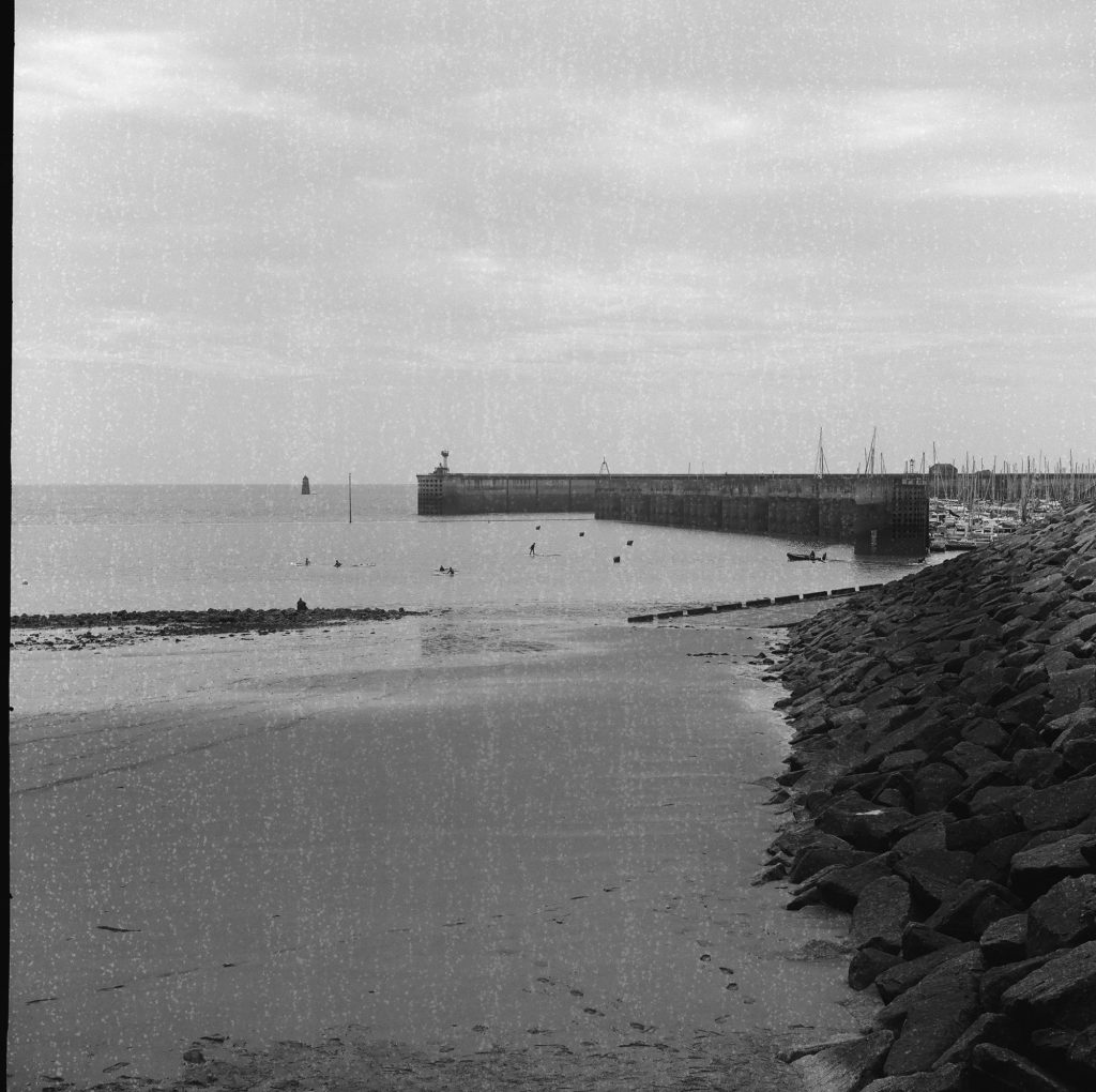 Flexaret II Meopta F005 appareil photo argentique ancien moyen format TLR film 120 6x6 collection avec objectifs Metax et obturateur Prontor-SVS (c. 1948) plage de Granville normandie mer port plage noir et blanc