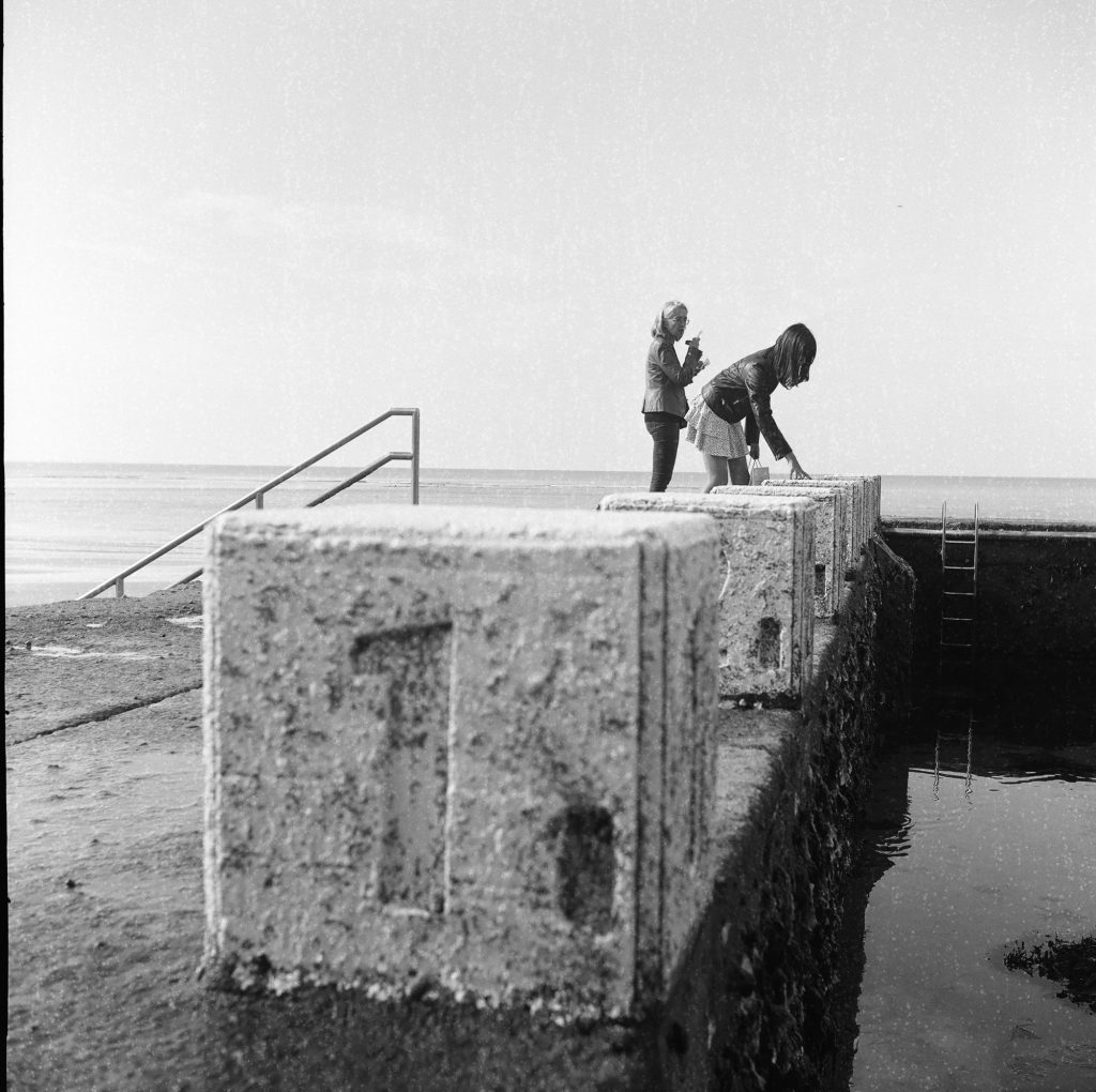 Flexaret II Meopta F005 appareil photo argentique ancien moyen format TLR film 120 6x6 collection avec objectifs Metax et obturateur Prontor-SVS (c. 1948) plage de Granville normandie ponton piscine deux femmes au bord noir et blanc