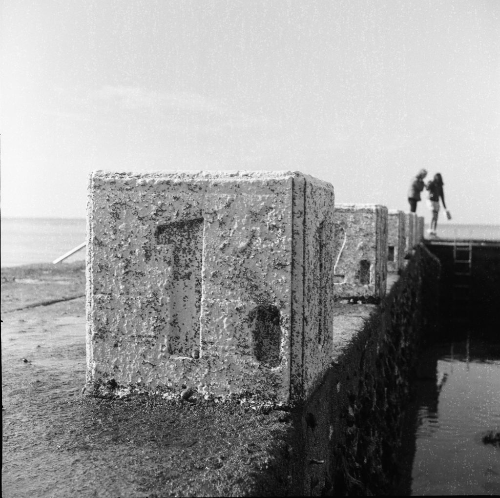 Flexaret II Meopta F005 appareil photo argentique ancien moyen format TLR film 120 6x6 collection avec objectifs Metax et obturateur Prontor-SVS (c. 1948) plage de Granville normandie ponton piscine deux femmes noir et blanc