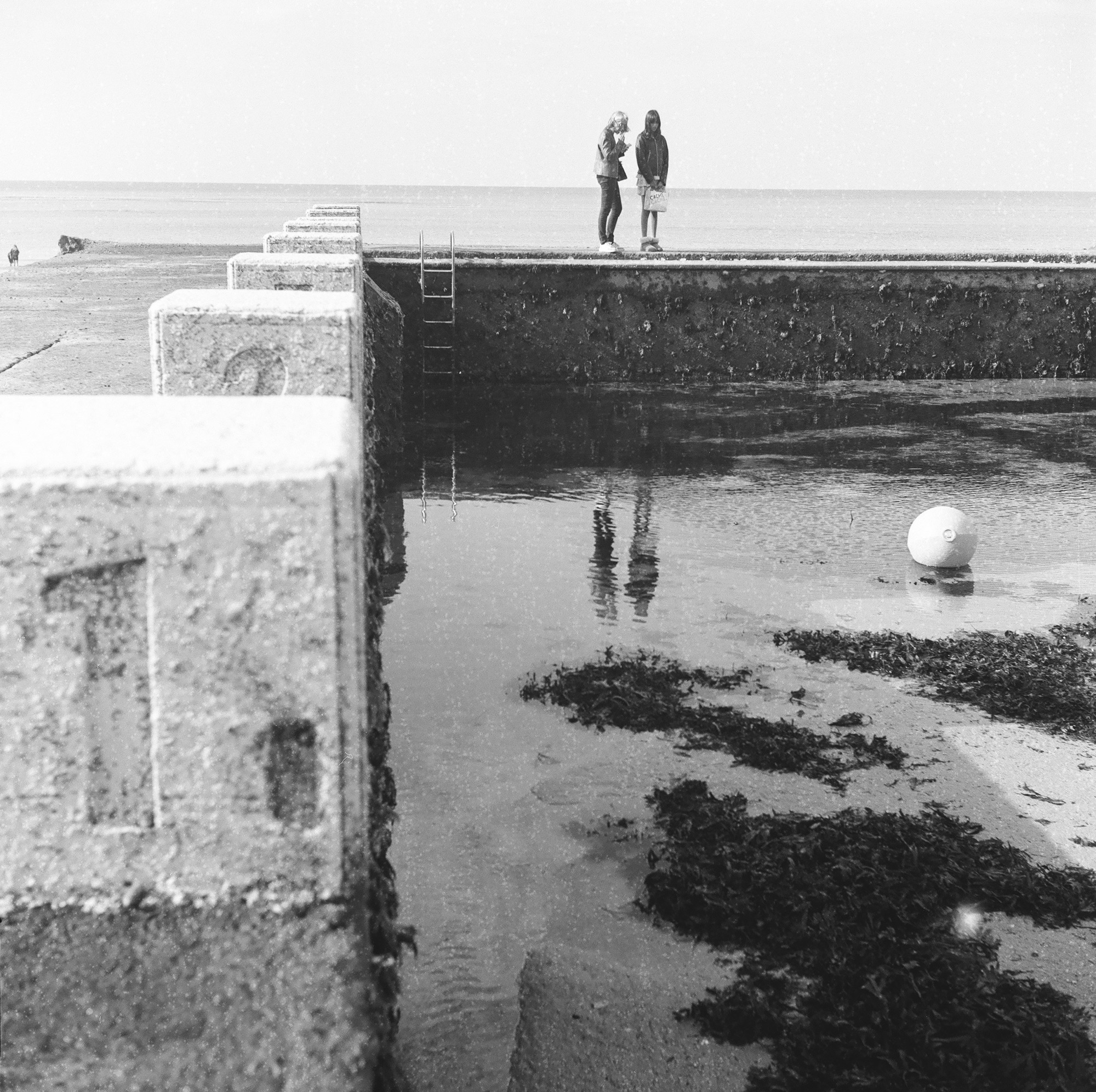 Flexaret II Meopta F005 appareil photo argentique ancien moyen format TLR film 120 6x6 collection avec objectifs Metax et obturateur Prontor-SVS (c. 1948) plage de Granville normandie ponton piscine deux femmes reflet noir et blanc