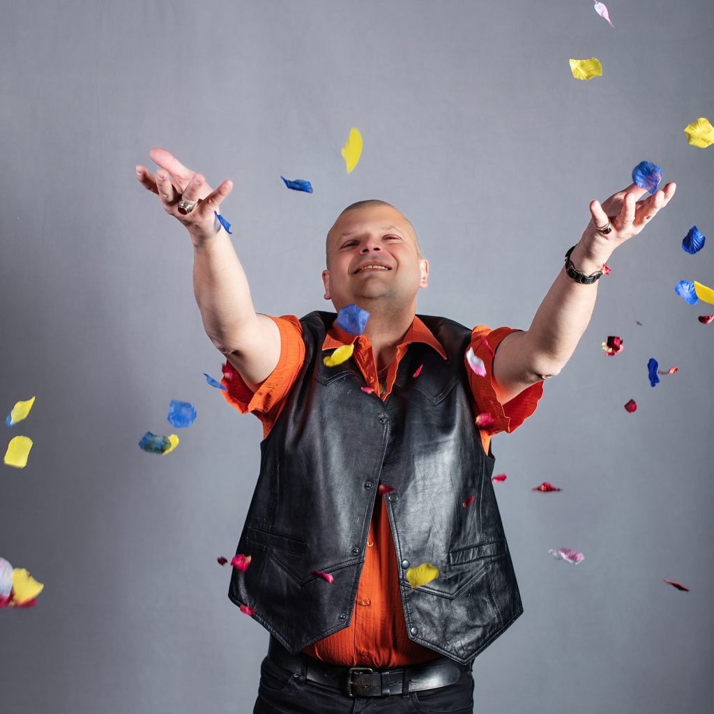 Séance photo professionnelle pour artiste chanteur non voyant pochette de disque album cd musique Franck Pruvost sourire joie pétales de fleurs