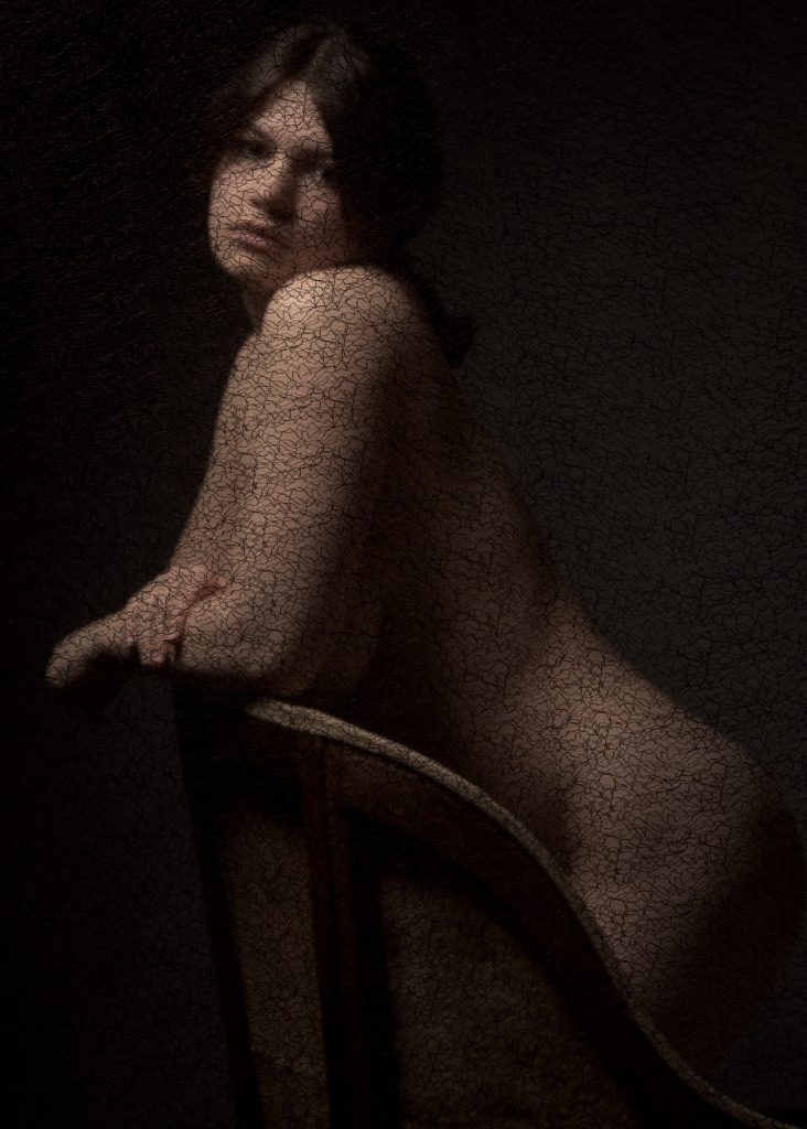 Séance confiance en soi boudoir artistique pour jeune femme pulpeuse ronde de profil sur un fauteuil filtre tissu