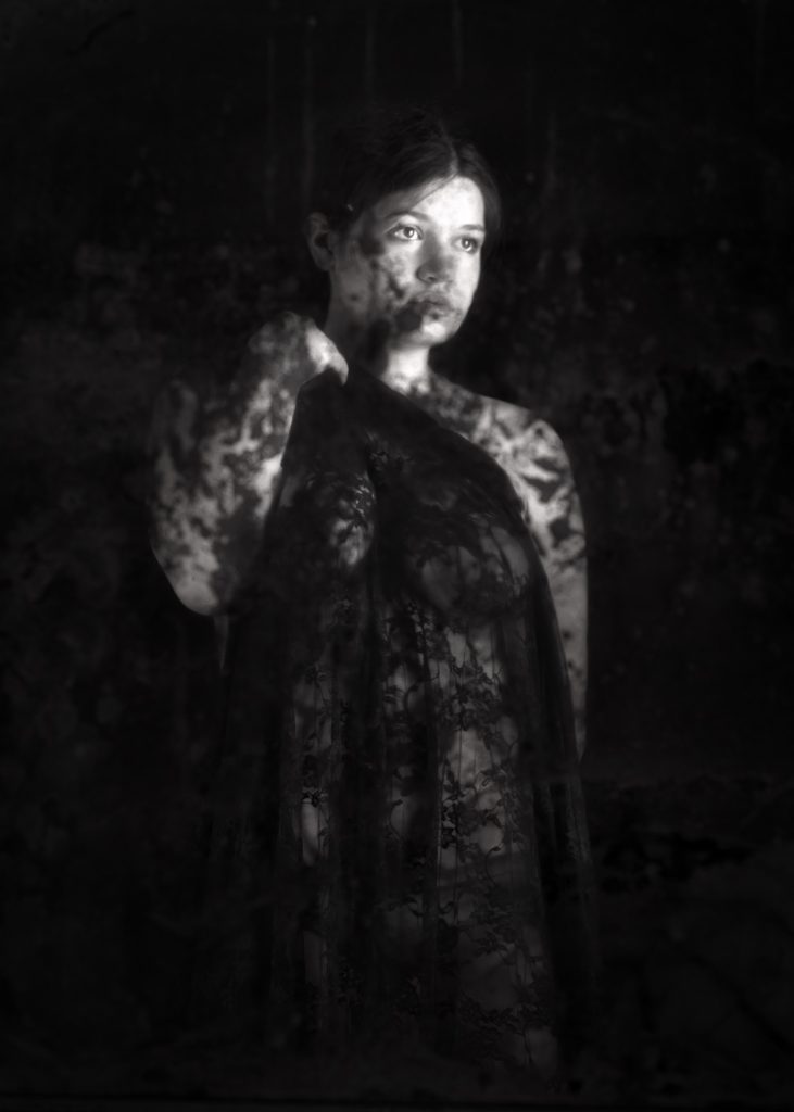 Séance confiance en soi boudoir artistique pour jeune femme pulpeuse ronde portrait miroir et dentelle noir et blanc