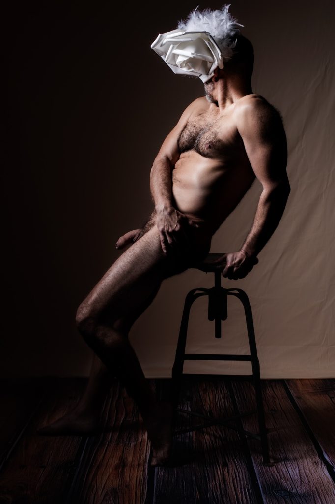 Séance photo shooting boudoir pour homme nu avec Philippe musclé sportif de profil sur un tabouret avec une fleur visage (homme fleur) 