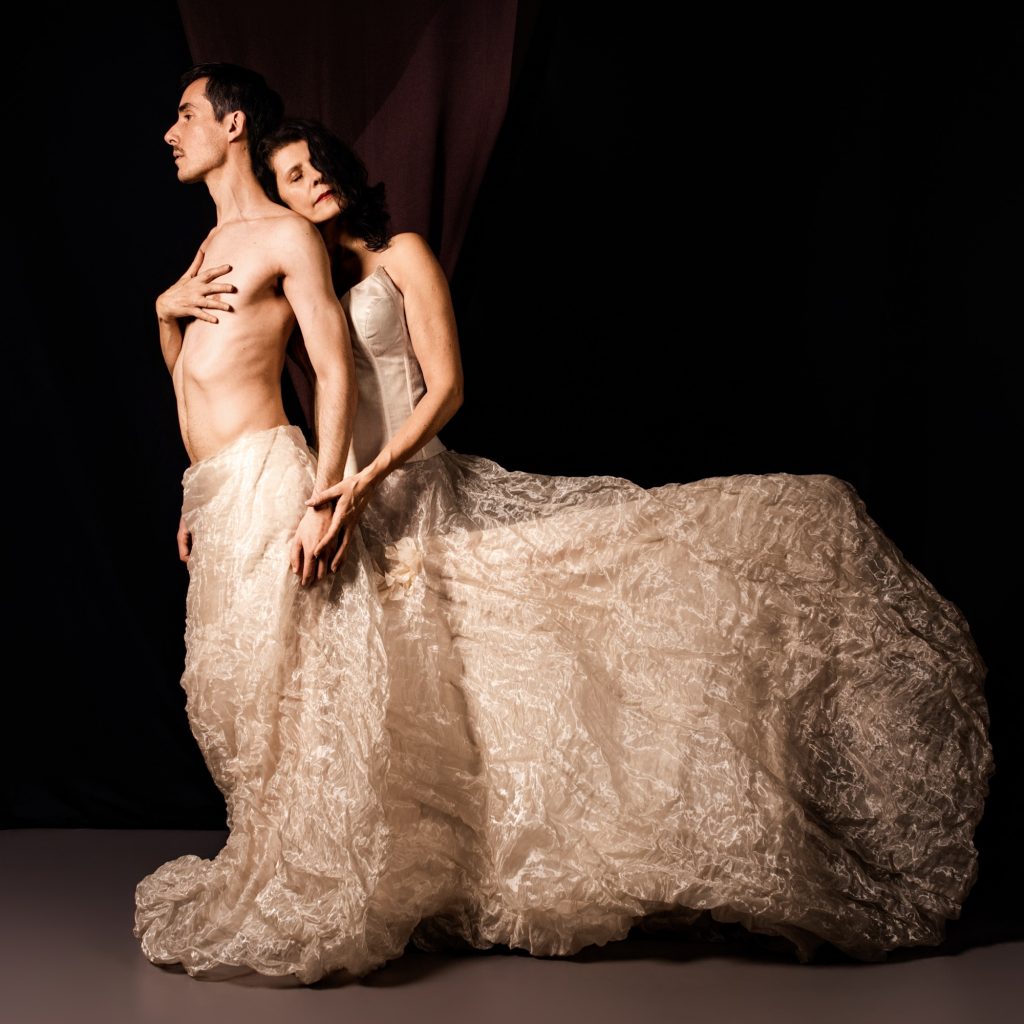 Séance shooting photographe couple pour modèle duo hf avec Christophe Gallo et Sophie modèle sénior mature robe mariée corset enlacés debout