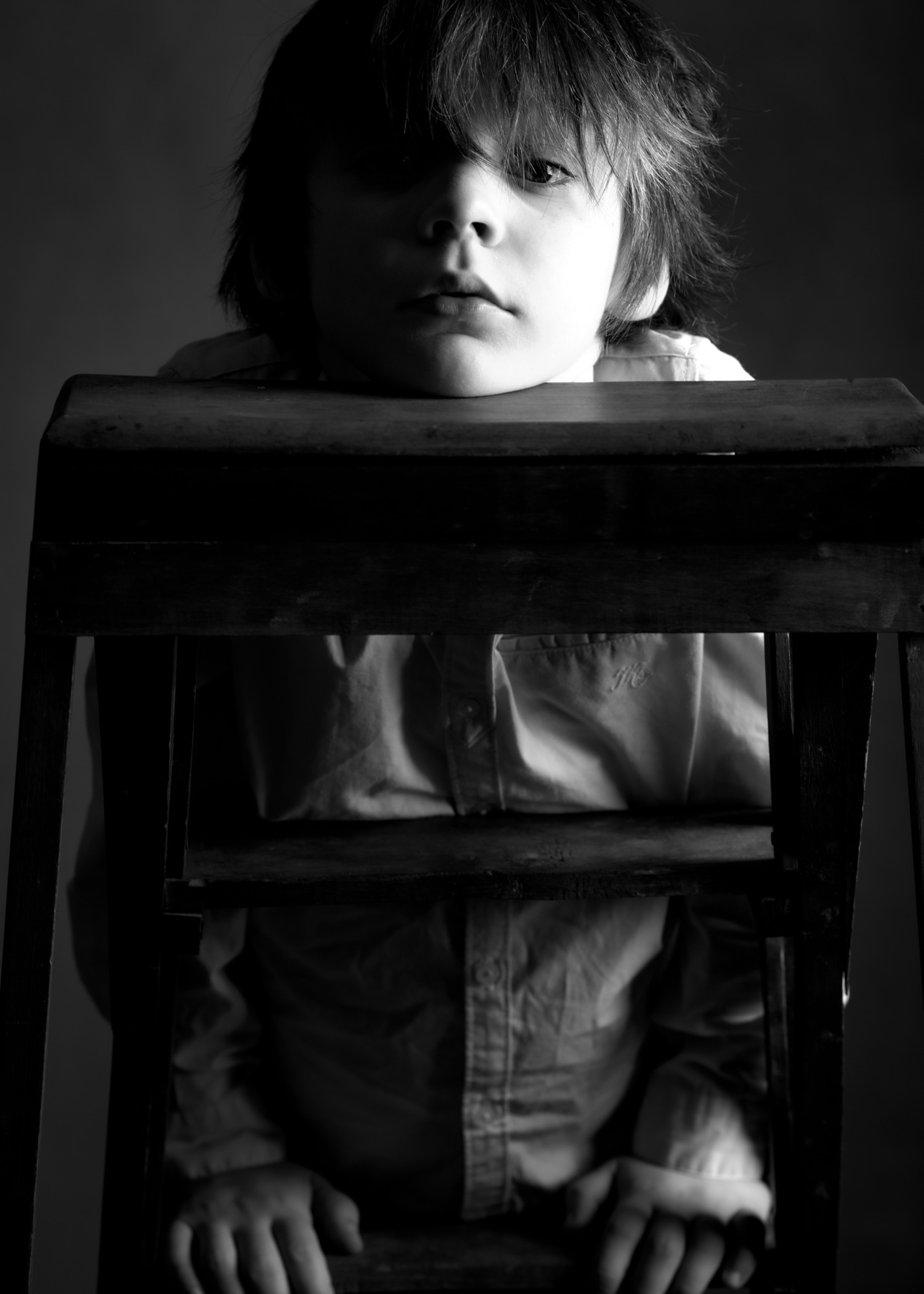 séance photo portrait noir et blanc enfant kid avec Camille 7 ans en chemise blanche sur un escabeau