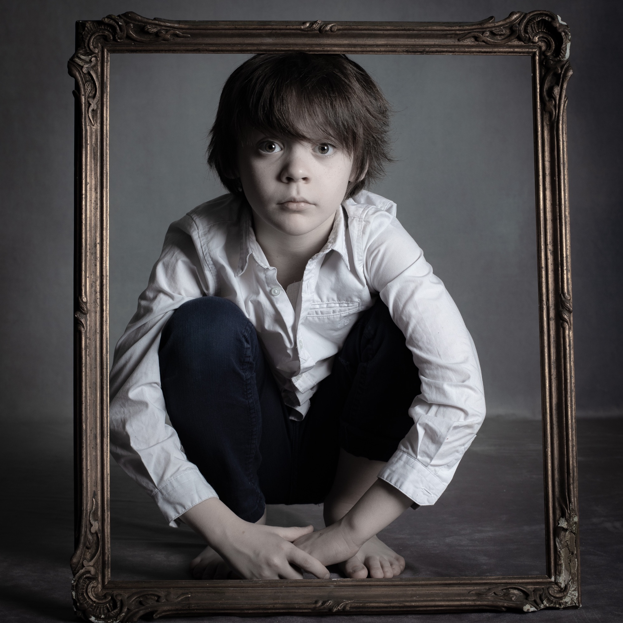 séance photo portrait enfant kid avec Camille 7 ans en chemise dans un cadre de tableau en bois