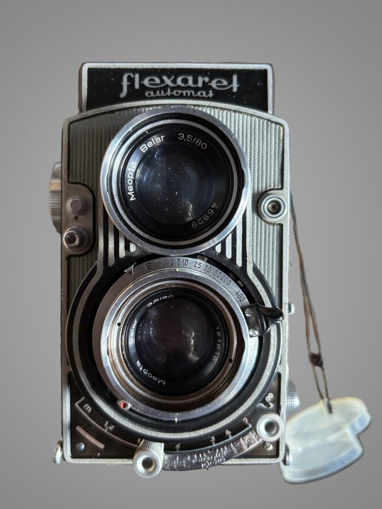 Flexaret VI Meopta F002 appareil photo argentique ancien moyen format TLR film 120 6x6 collection avec objectif Belar 80mm F3,5 et obturateur Metax (c. 1961-1966) par Céline Pivoine Eyes femme photographe