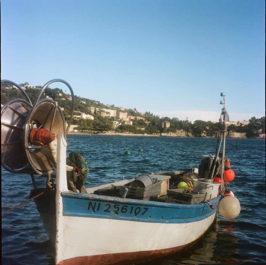 Flexaret VI Meopta F002 appareil photo argentique ancien moyen format TLR film 120 6x6 collection avec objectif Belar 80mm F3,5 et obturateur Metax (c. 1961-1966) vue de la baie de villefranche sur mer bateau de pêche