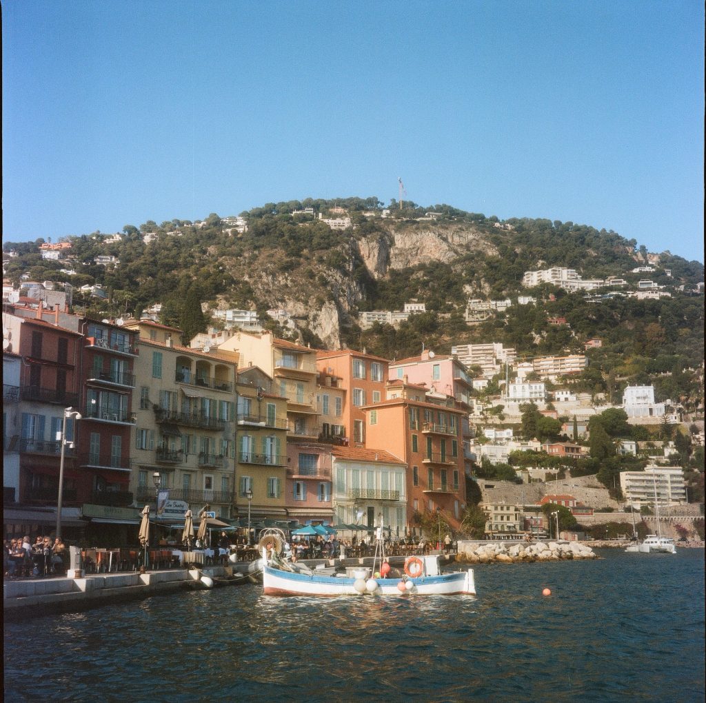 Flexaret VI Meopta F002 appareil photo argentique ancien moyen format TLR film 120 6x6 collection avec objectif Belar 80mm F3,5 et obturateur Metax (c. 1961-1966) vue de la baie de villefranche au port