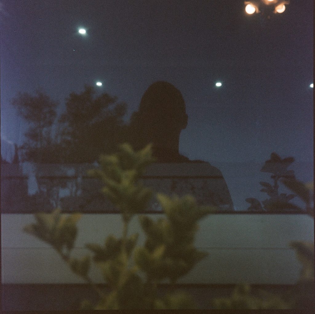 Flexaret VI Meopta F002 appareil photo argentique ancien moyen format TLR film 120 6x6 collection avec objectif Belar 80mm F3,5 et obturateur Metax (c. 1961-1966) autoportrait dans une vitrine