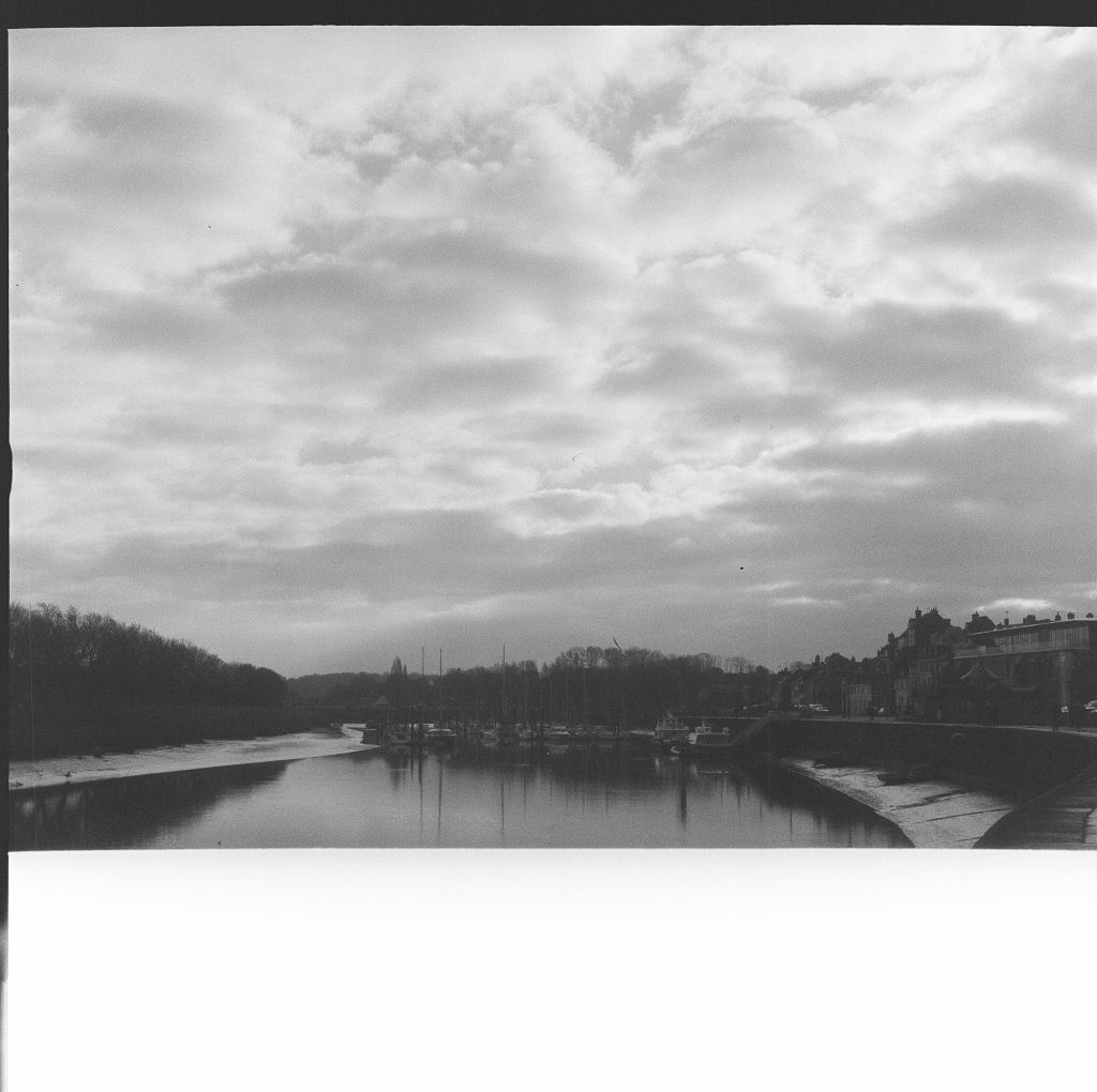 Flexaret VIIa Meopta F008 appareil photo argentique ancien moyen format TLR film 120 6x6 collection avec objectif Belar 80mm F3,5 et obturateur Pentacon-Prestor (c. 1966-1971) noir et blanc port de St Valery sur Somme