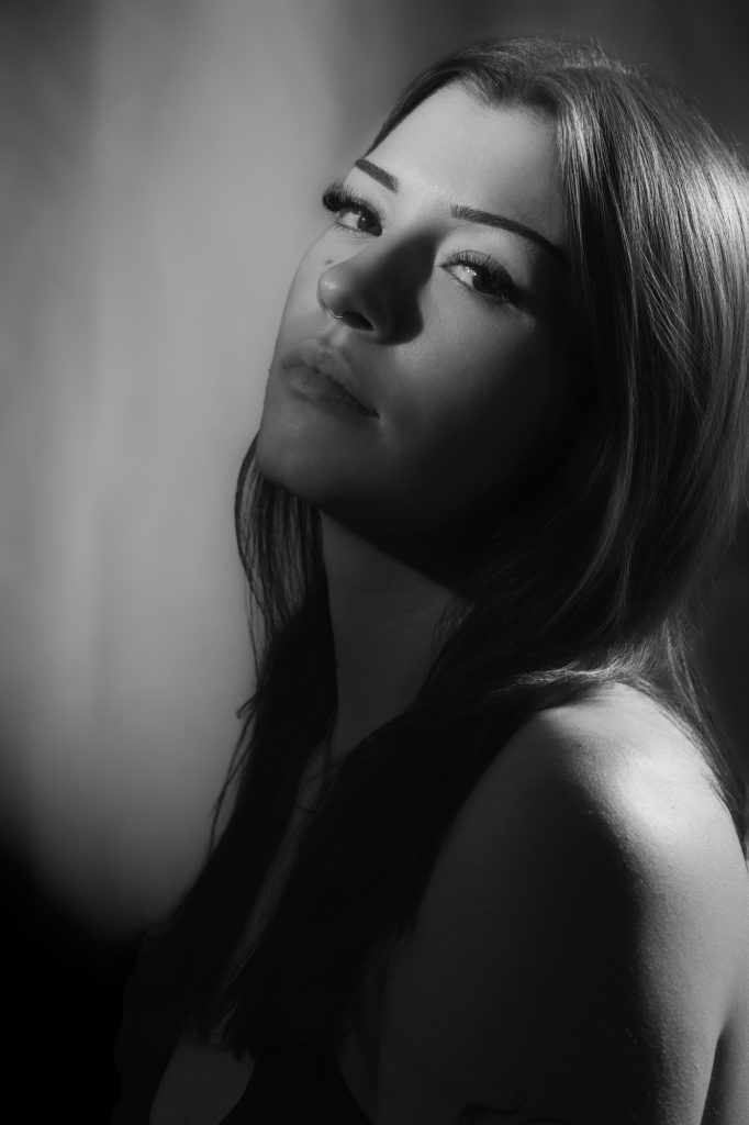 Séance portrait style Harcourt noir et blanc avec Gwenn profil cheveux longs regard